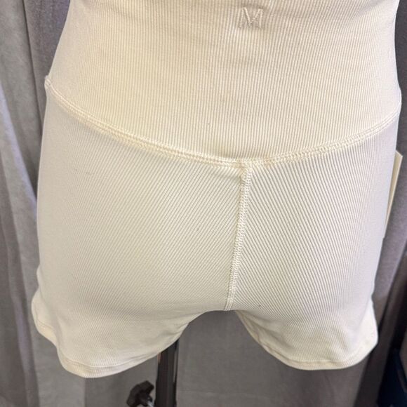 Monday White Sleeveless Crop Top and Shorts Set - Picture 12 of 14